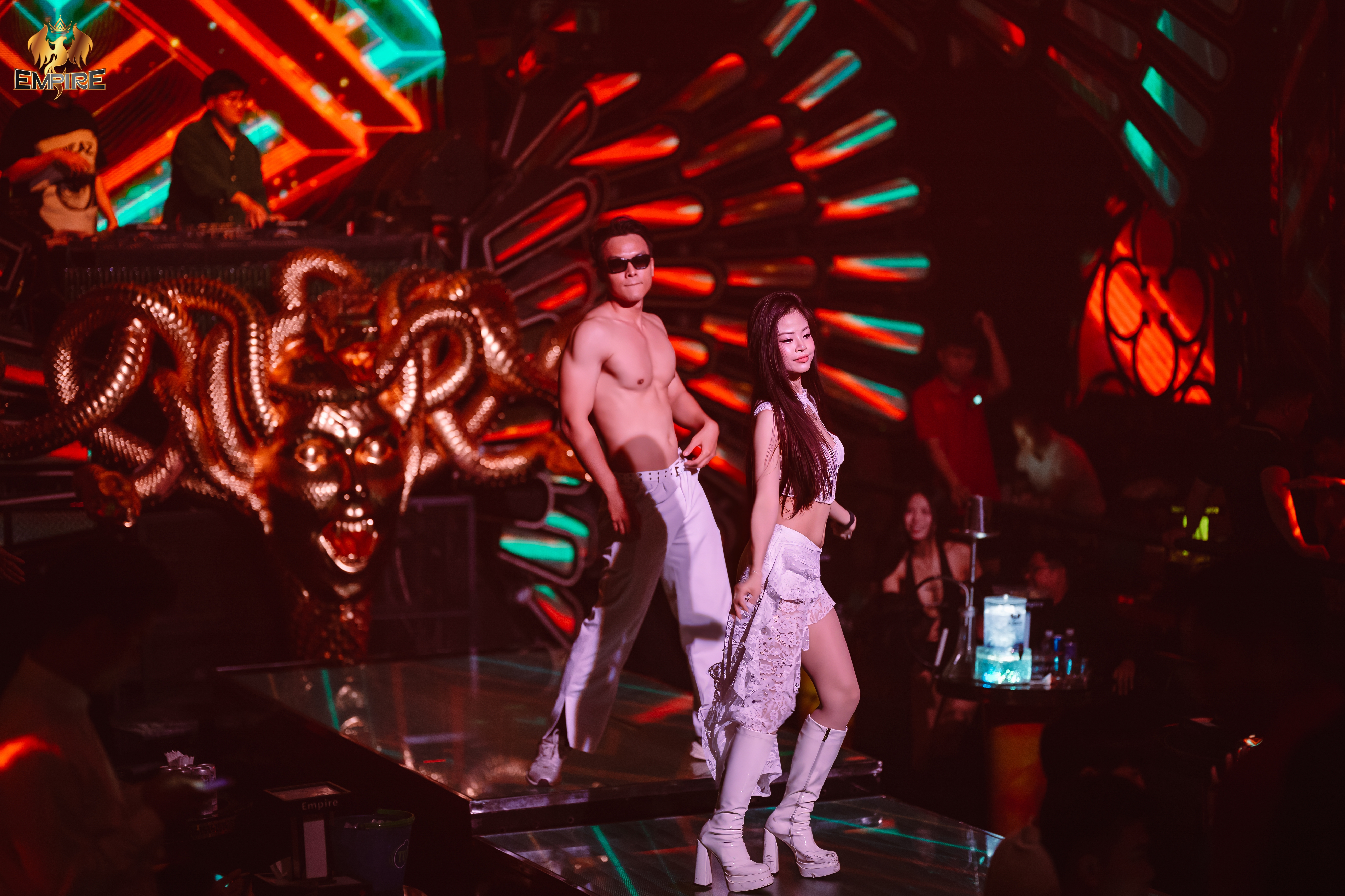  "THEO NHỊP BASS - CÁCH DÀN VŨ CÔNG EMPIRE KHIẾN CẢ CLUB 'NỔI DA GÀ'"