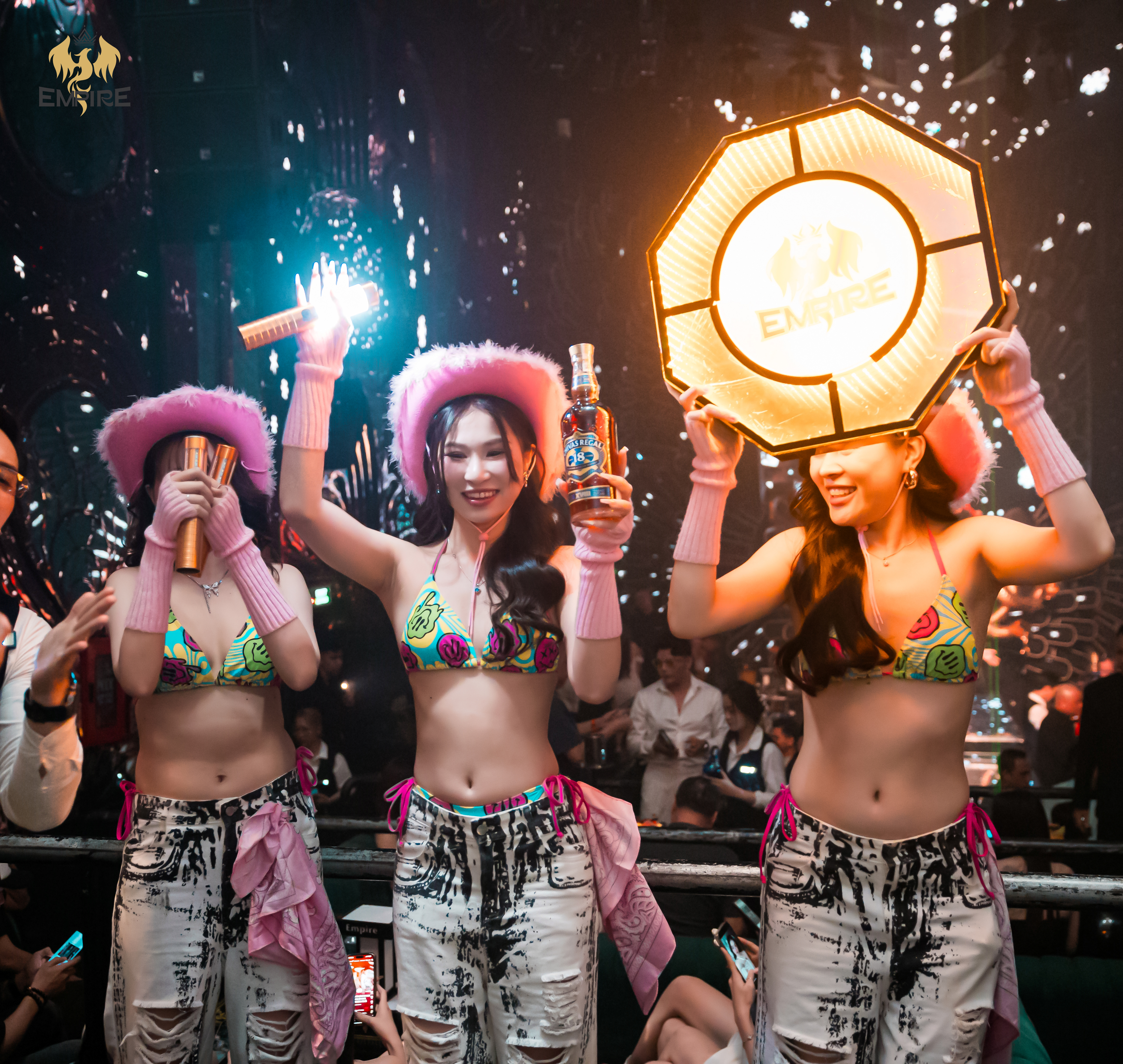 Tận Hưởng Vũ Đạo Nóng Bỏng Từ Những Dancer Chuyên Nghiệp Đến Từ Empire Club Quận 1