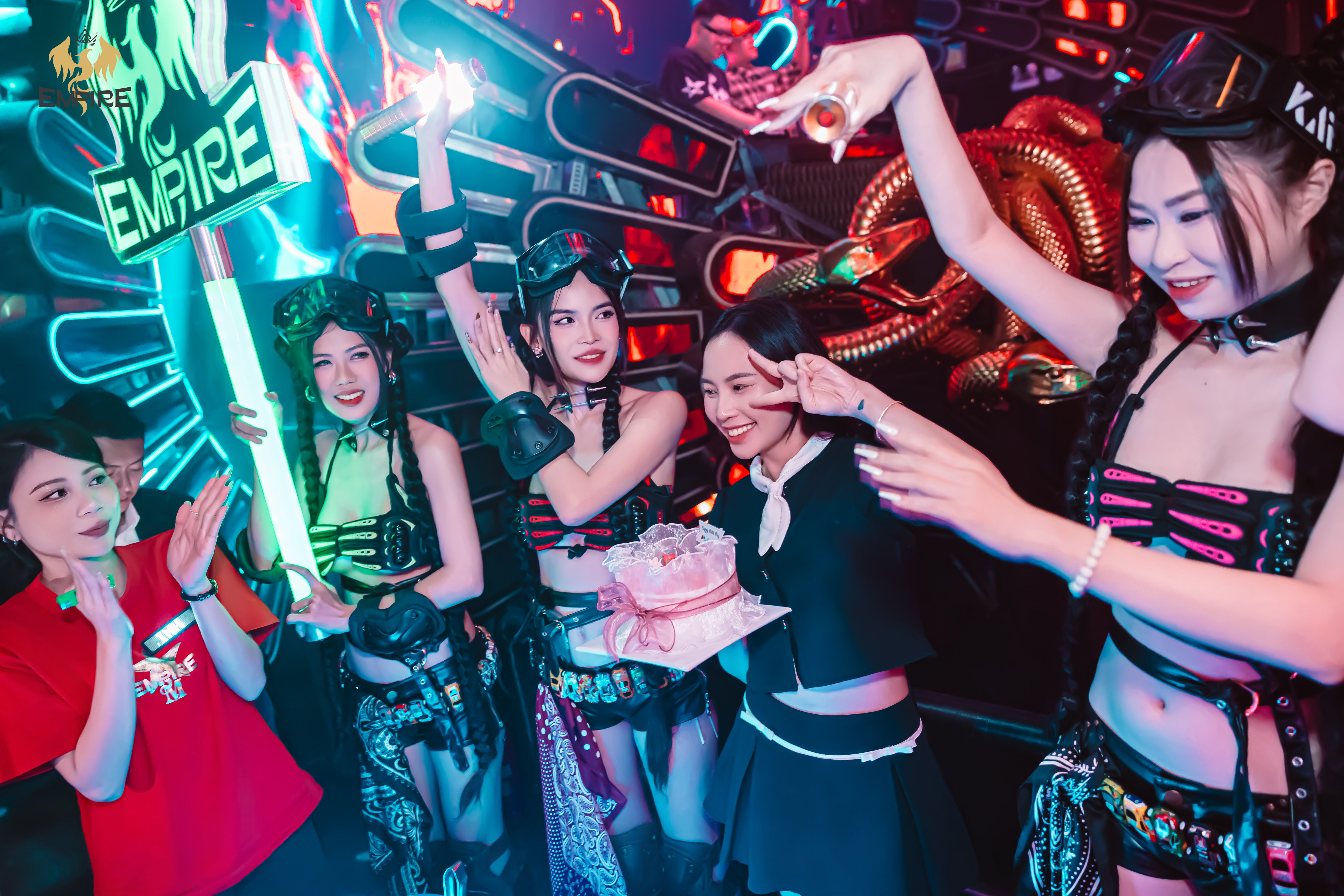 EMPIRE CLUB – KHI TỪNG BƯỚC NHẢY LÀ NGÔN NGỮ CỦA CẢM XÚC