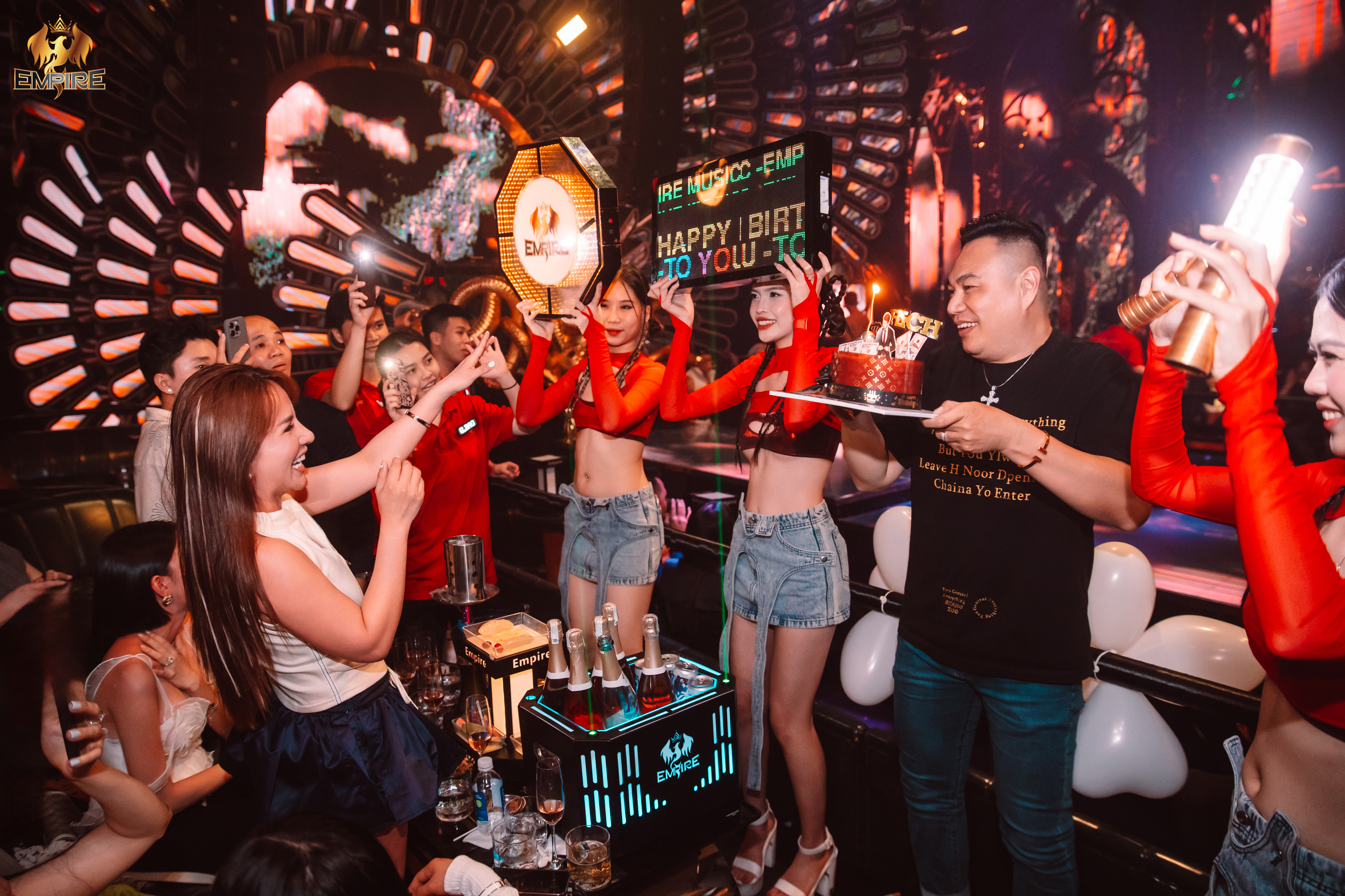 BẠN THÂN LÀ PHẢI QUẨY CÙNG NHAU HẾT MÌNH TẠI EMPIRE CLUB QUẬN 1!